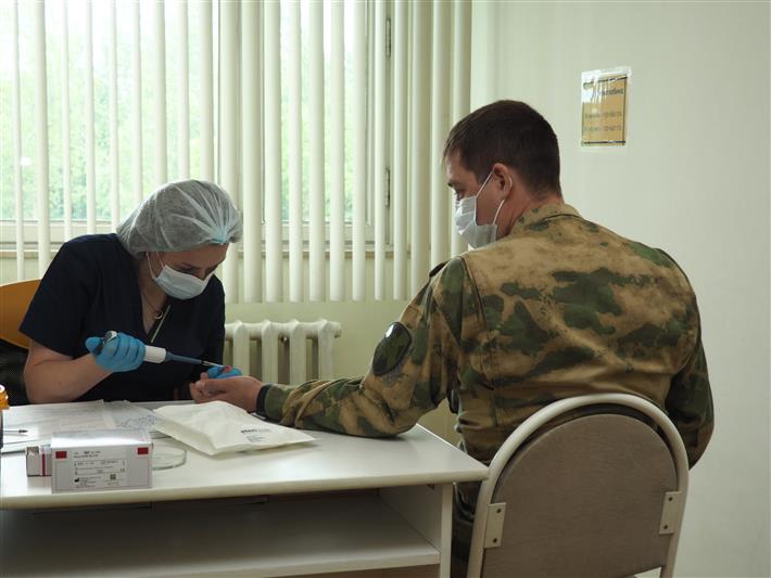 В преддверии Международного дня защиты детей московские росгвардейцы навестили маленьких пациентов центра имени Бакулева  