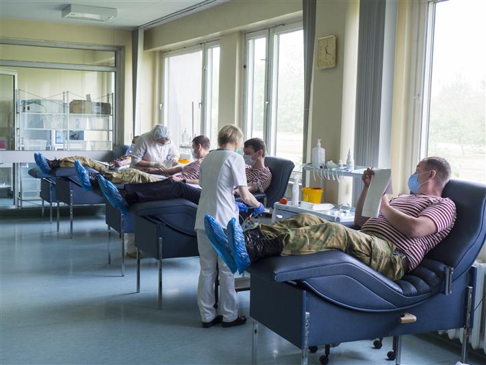 В преддверии Международного дня защиты детей московские росгвардейцы навестили маленьких пациентов центра имени Бакулева  