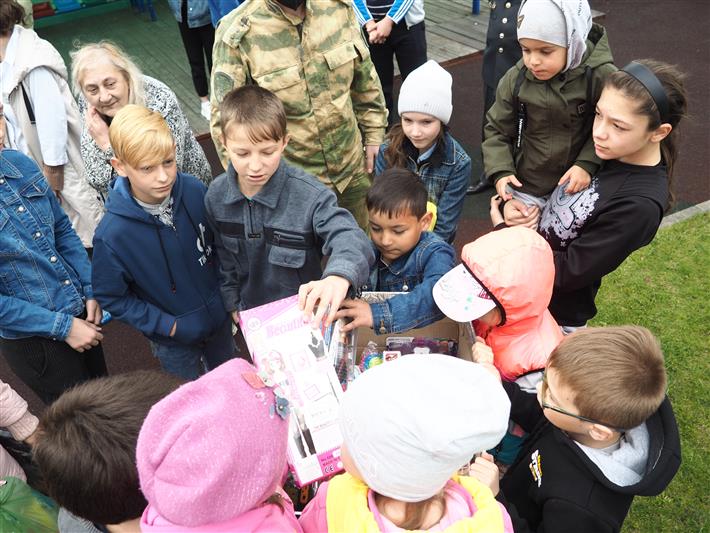 В преддверии Международного дня защиты детей московские росгвардейцы навестили маленьких пациентов центра имени Бакулева  