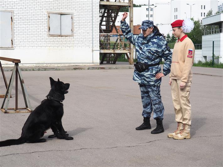 Кинологи ОМОН провели мастер-класс для юной жительницы Москвы