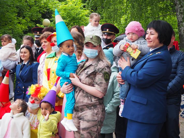В  День защиты детей росгвардейцы навестили воспитанников Белгородского дома ребенка