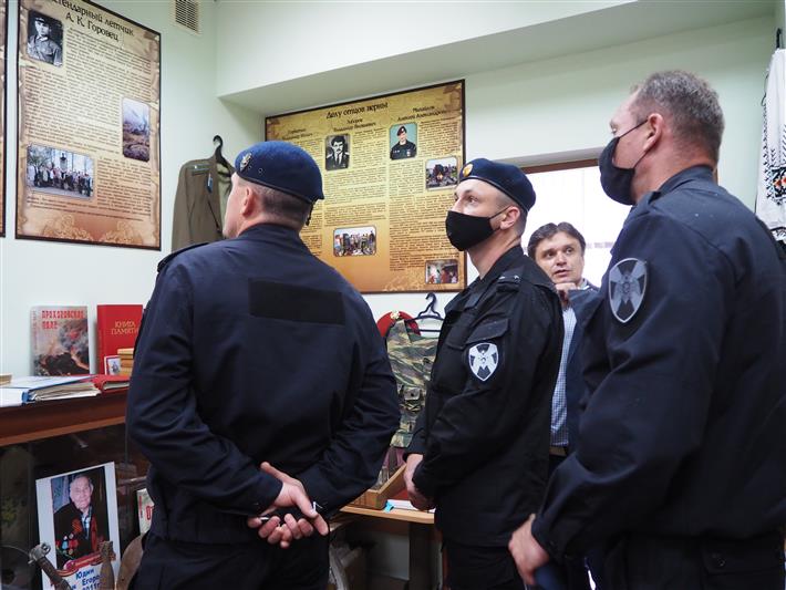 Офицеры СОБР «Белогор» почтили память боевого товарища