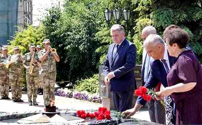 В Керчи военнослужащие Росгвардии почтили память павшего защитника города