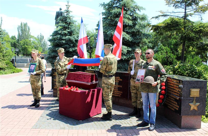 В Керчи военнослужащие Росгвардии почтили память павшего защитника города