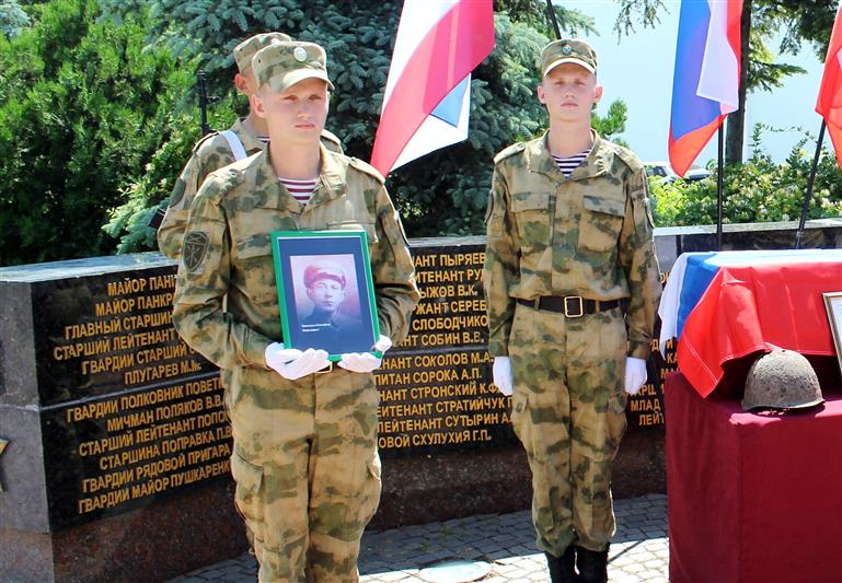 В Керчи военнослужащие Росгвардии почтили память павшего защитника города