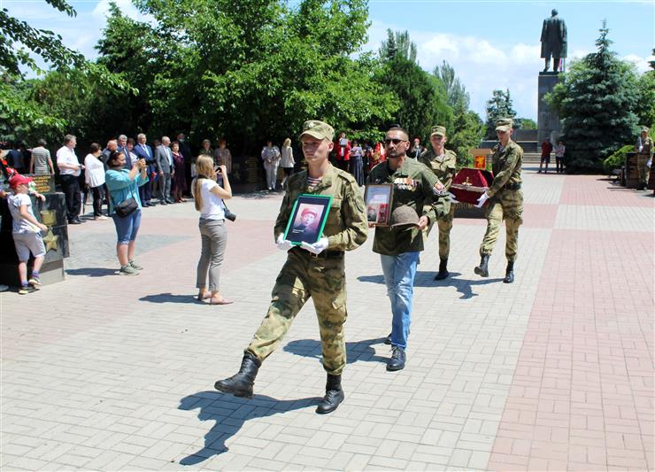 В Керчи военнослужащие Росгвардии почтили память павшего защитника города