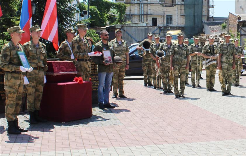 В Керчи военнослужащие Росгвардии почтили память павшего защитника города