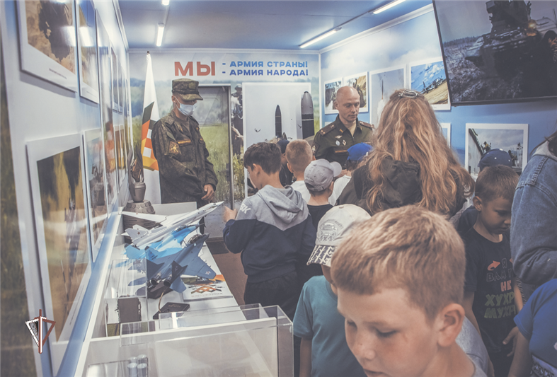 Дети росгвардейцев посетили агитационный поезд «Мы армия страны! Мы армия народа!» в Красноярске