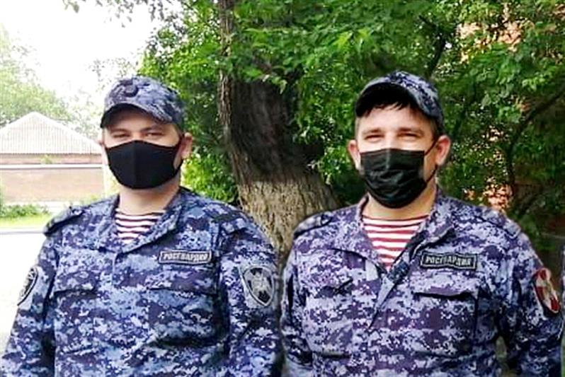В Ростове-на-Дону сотрудники Росгвардии пришли на выручку водителям загоревшихся автомобилей