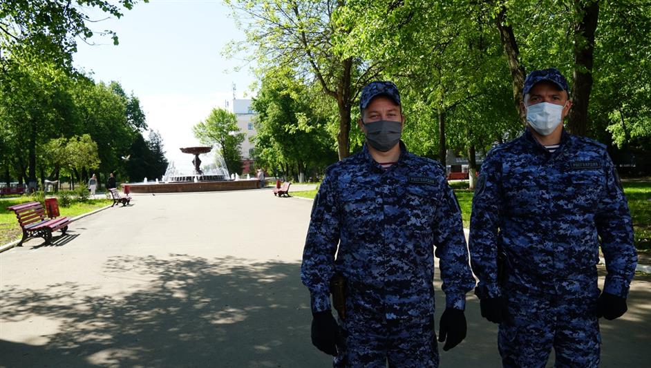   Кировские росгвардейцы вернули бабушке её четырехлетнего внука, который самостоятельно вышел на улицу