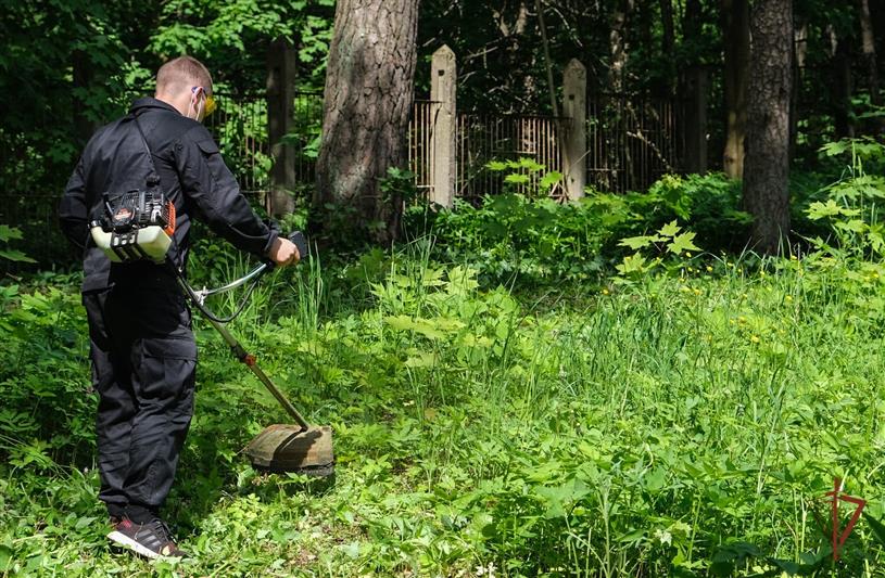 Росгвардейцы поучаствовали в благоустройстве территории подшефного детского дома в Смоленске