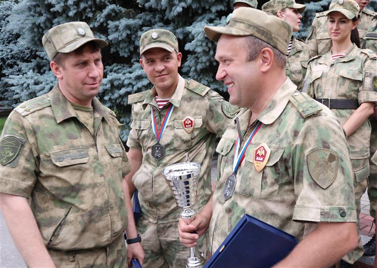 Командующий Южным округом Росгвардии поздравил инспекторов ВАИ с успешным выступлением на Всеармейском конкурсе