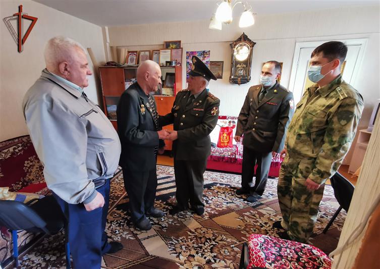 В Ангарске офицеры Росгвардии поздравили участника Великой Отечественной войны и ветерана внутренних войск с 98-летием