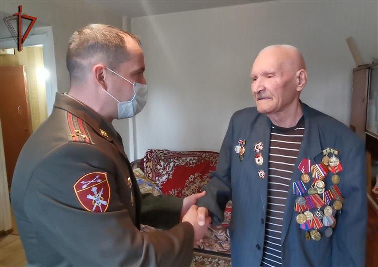 В Ангарске офицеры Росгвардии поздравили участника Великой Отечественной войны и ветерана внутренних войск с 98-летием