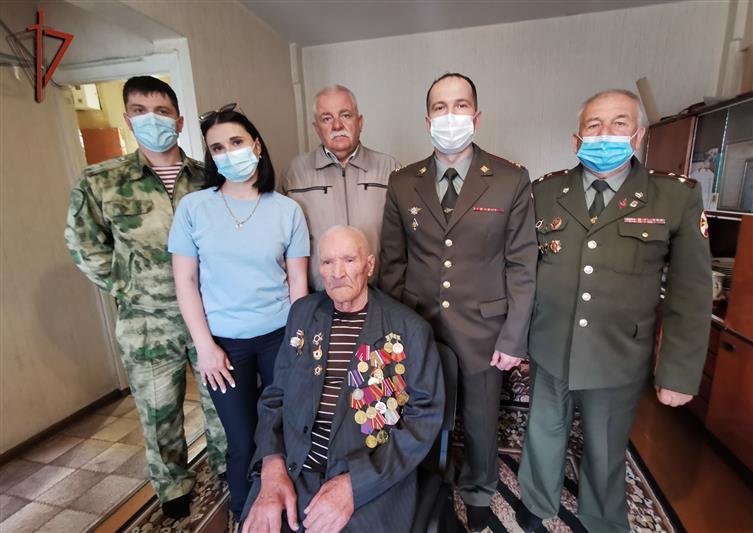 В Ангарске офицеры Росгвардии поздравили участника Великой Отечественной войны и ветерана внутренних войск с 98-летием