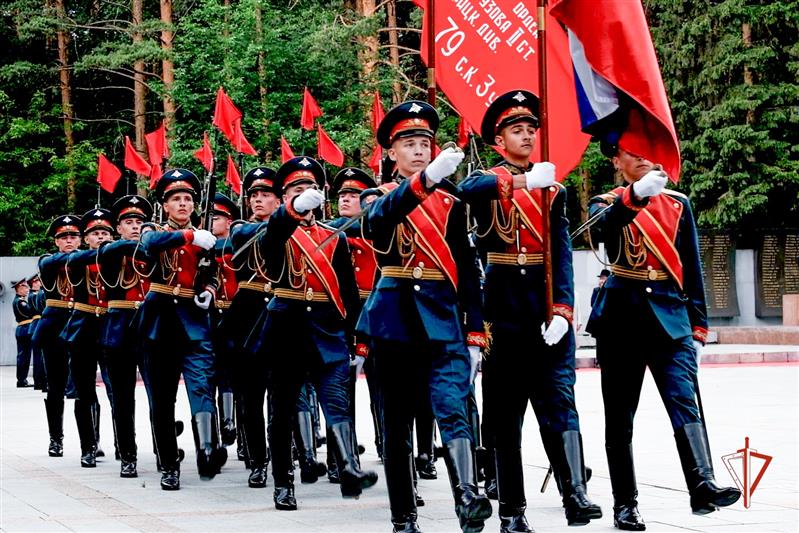 В День памяти и скорби командующий Уральским округом Росгвардии принял участие в памятном мероприятии     