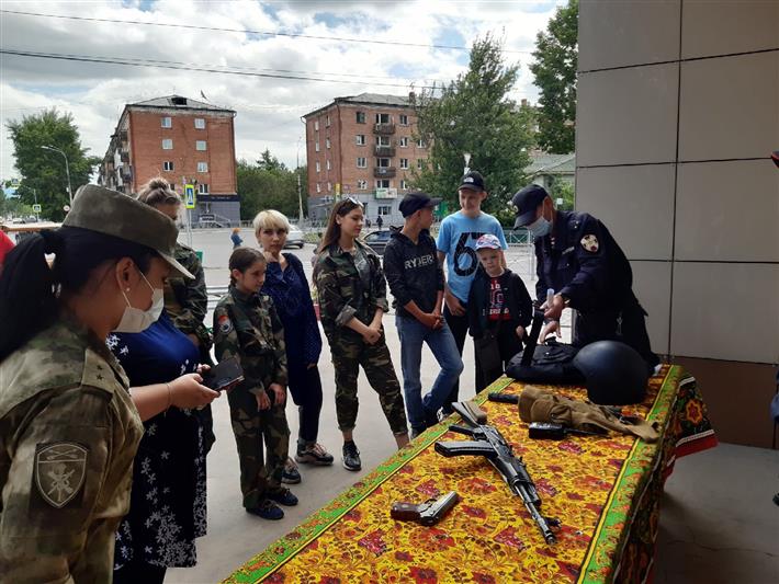 В регионах Сибирского федерального округа продолжается акция «Каникулы с Росгвардией»