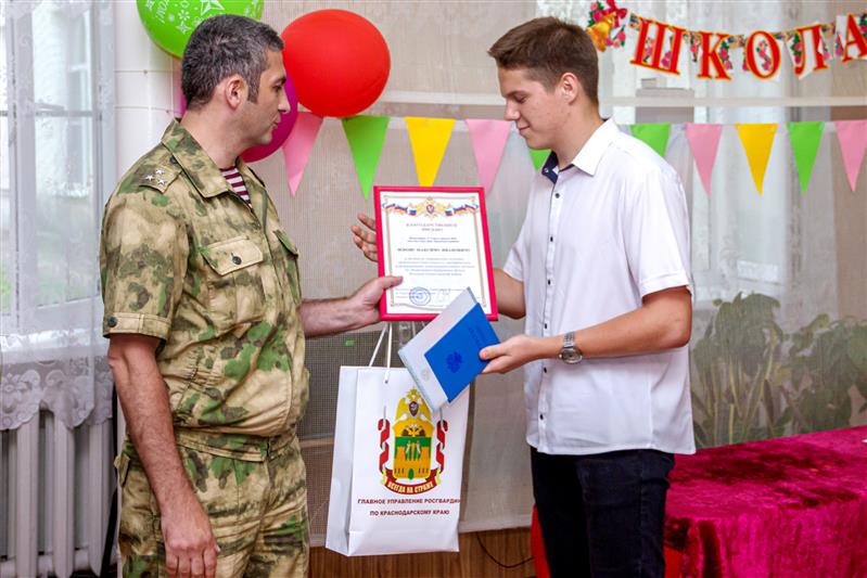 В Краснодарском крае Росгвардия поблагодарила бдительного выпускника школы (видео)