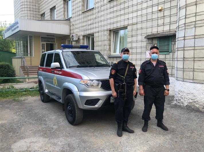 Сотрудники Росгвардии пришли на помощь жительнице Новосибирска, нуждавшейся в срочной госпитализации