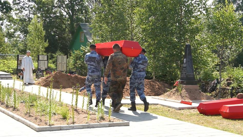 В Новгородской области состоялось захоронение останков красноармейцев, найденных при участии Росгвардии
