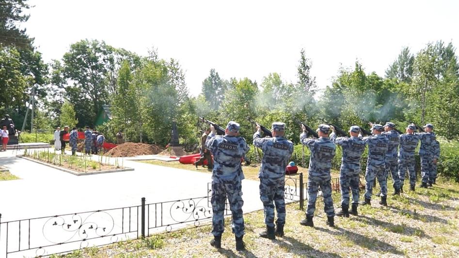 В Новгородской области состоялось захоронение останков красноармейцев, найденных при участии Росгвардии