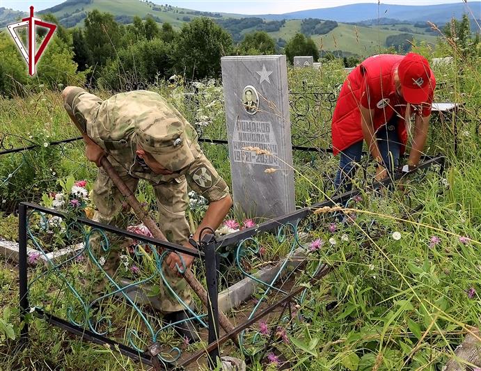 В Республике Алтай росгвардейцы продолжают облагораживать места захоронения участников Великой Отечественной войны