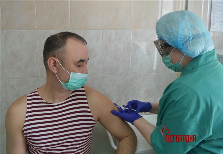 В Уральском округе Росгвардии проходит активная кампания по вакцинации личного состава от COVID-19