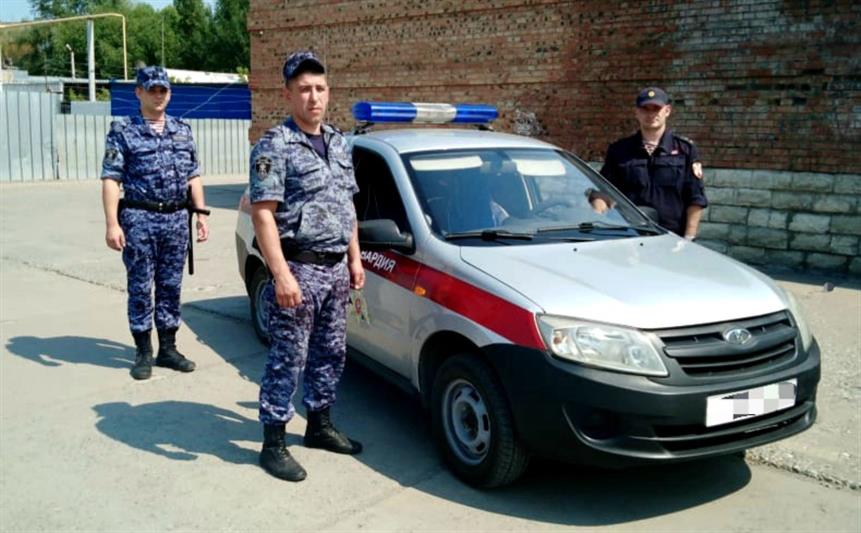 Сотрудники Росгвардии помогли вернуться домой потерявшемуся 73-летнему омичу