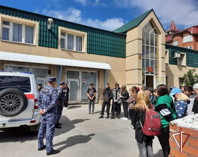 В Югре в рамках  проекта «Каникулы с Росгвардией» офицеры ведомства встретились с воспитанниками детских летних лагерей 