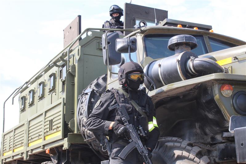 В Вологодской области в ходе оперативно-стратегического учения «Заслон-2021» сотрудники Росгвардии отработали действия по уничтожению условной группы террористов