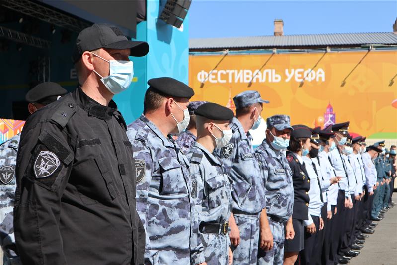 Вице-губернатор Санкт-Петербурга наградил росгвардейцев, участвовавших в охране правопорядка во время Евро-2020