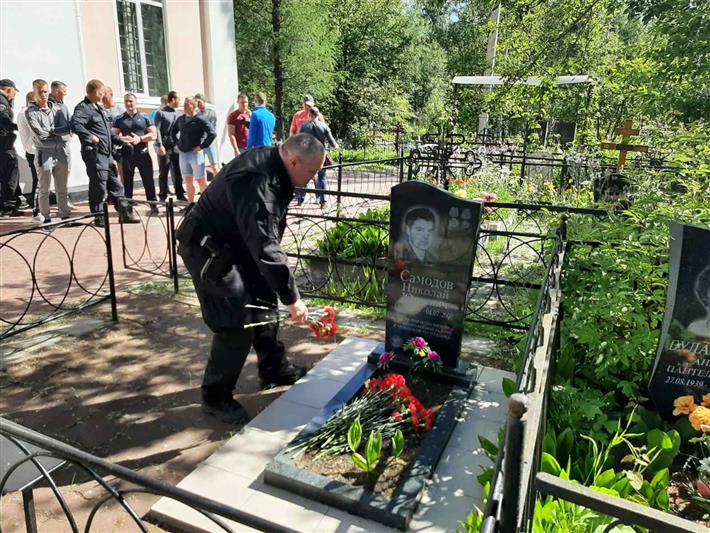 В Архангельске сотрудники Росгвардии почтили память погибшего бойца ОМОН