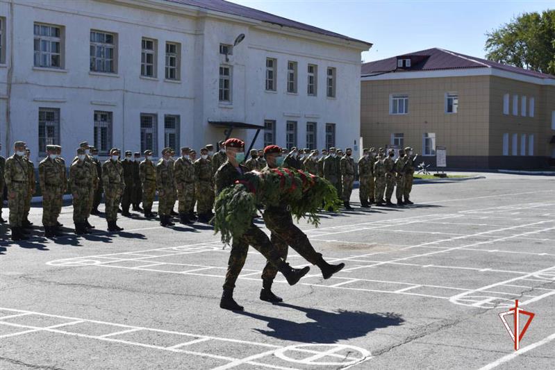Командующий Уральским округом Росгвардии поздравил лесновский полк с очередной годовщиной