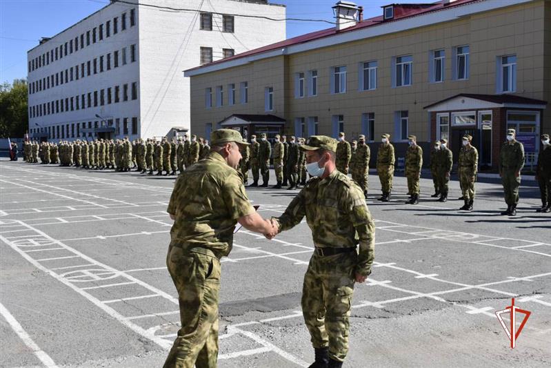 Командующий Уральским округом Росгвардии поздравил лесновский полк с очередной годовщиной