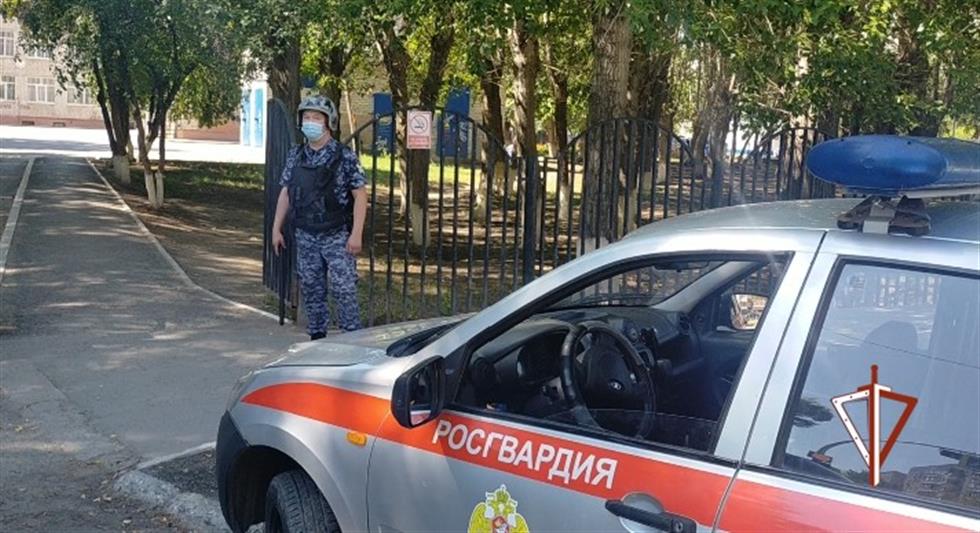 В Тюмени в рамках учения «Заслон-2021» росгвардейцы отработали задержание вооружённого преступника 