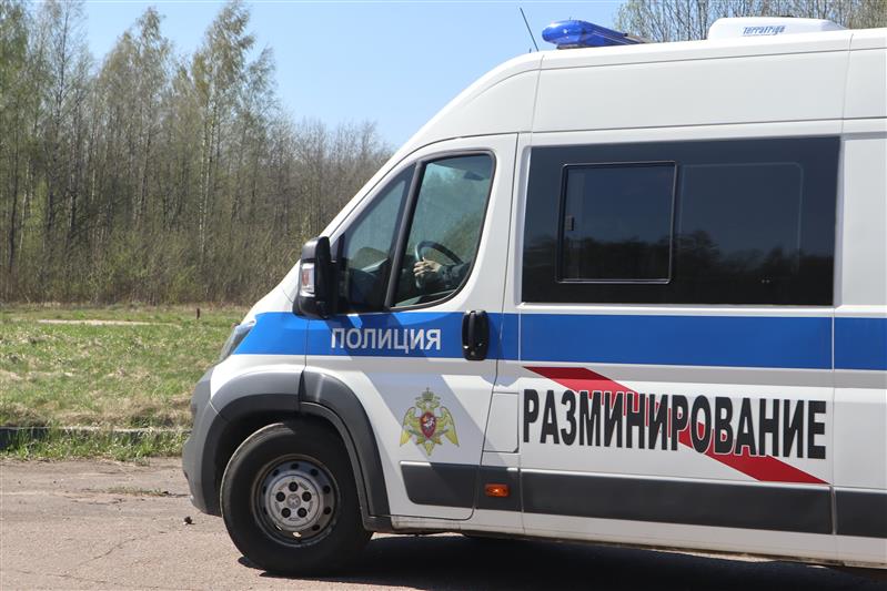 Взрывотехники ОМОН Росгвардии обследовали боеприпас времён войны, обнаруженный в Петергофе