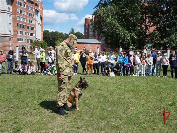 В Сибири прошли тематические мероприятия для школьников в рамках акции «Каникулы с Росвардией»