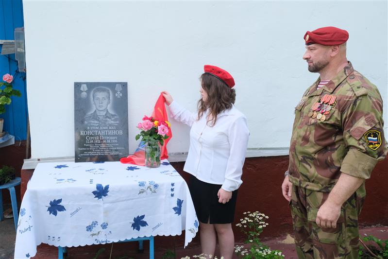 Памятную доску погибшему военнослужащему войск правопорядка открыли в Курской области 