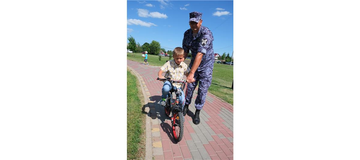 Сотрудник  Росгвардии рассказал историю крепкой семьи курским журналистам  