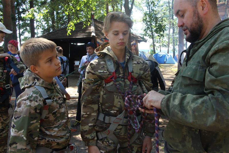 Офицеры новгородского СОБР приняли участие в организации молодежного проекта