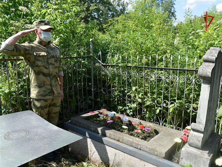 В Томске сотрудники Росгвардии продолжают благоустройство мест захоронений участников войны