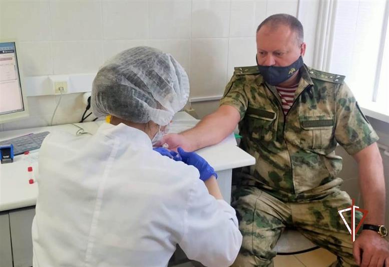 Донорскую акцию Росгвардии "От сердца к сердцу" поддержали сотрудники ведомства в Тюмени
