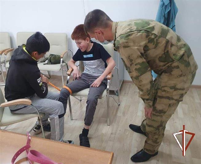 В Югре в рамках  проекта «Каникулы с Росгвардией» офицеры ведомства встретились с воспитанниками детских летних лагерей 
