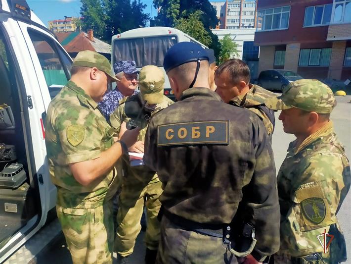 В Тюмени в рамках учения «Заслон-2021» росгвардейцы отработали задержание вооружённого преступника 