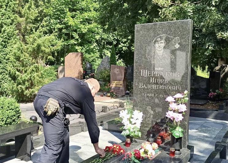 В Калининграде сотрудники ОМОН Росгвардии почтили память погибшего боевого товарища