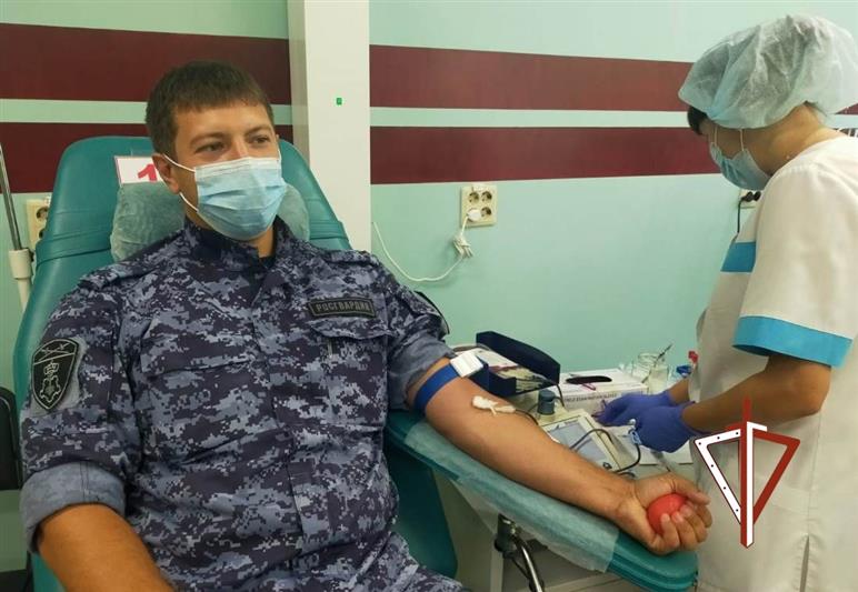 Донорскую акцию Росгвардии "От сердца к сердцу" поддержали сотрудники ведомства в Тюмени