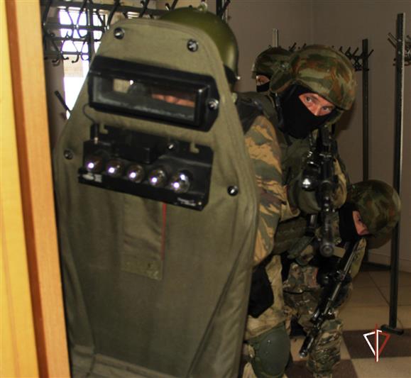 В Тюмени в рамках учения «Заслон-2021» росгвардейцы отработали задержание вооружённого преступника 