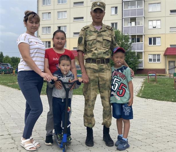 В Сибири семьи военнослужащих Росгвардии принимают поздравления ко Дню семьи, любви и верности