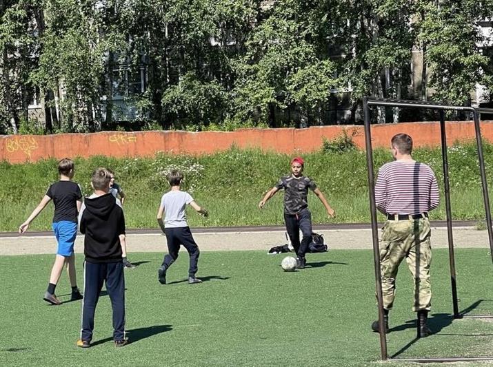 Военнослужащие Росгвардии сыграли в футбол с кадетами профильного класса из Иркутска