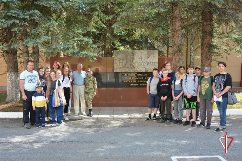   В рамках  ведомственного проекта «Каникулы с Росгвардией» в Уральском округе продолжаются мероприятия со школьниками